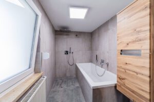 Badezimmer mit Badewanne und Dusche - Erdgeschoss