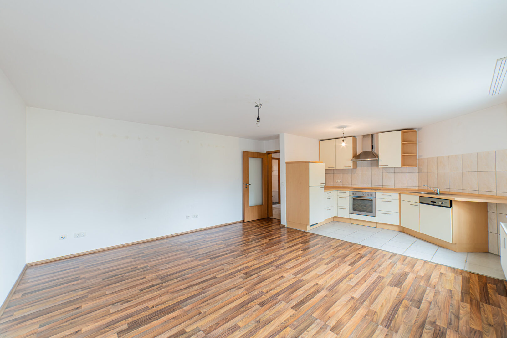 Wohnzimmer mit offener Küche