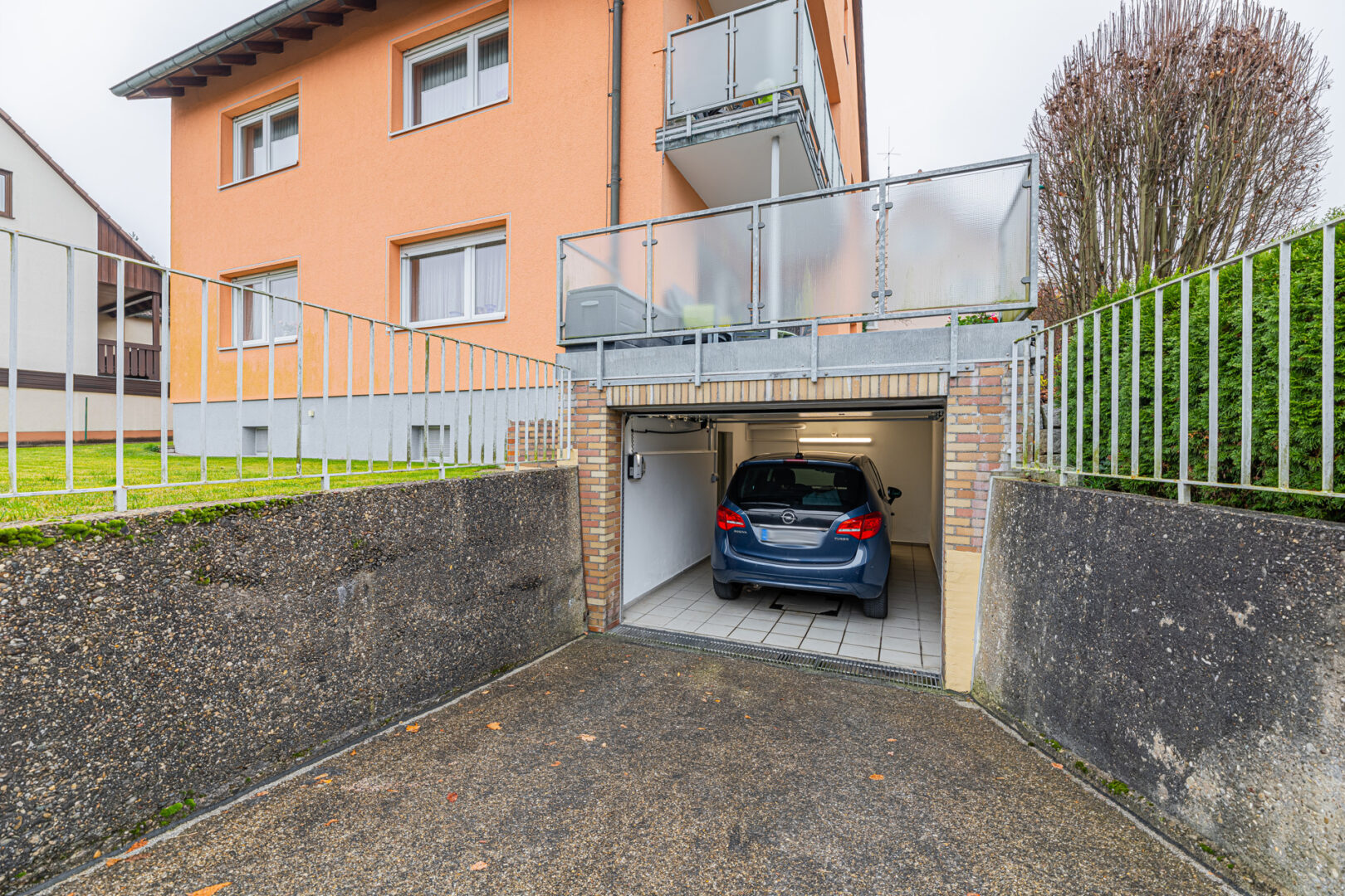 Garage mit elektrischem Tor