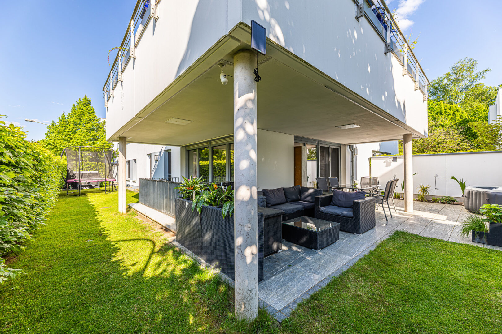 Privatsphäre & Natur – der liebevoll gestaltete Garten lädt zum Verweilen ein