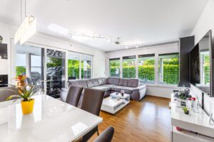 Offen, hell und einladend – Wohnkultur auf höchstem Niveau