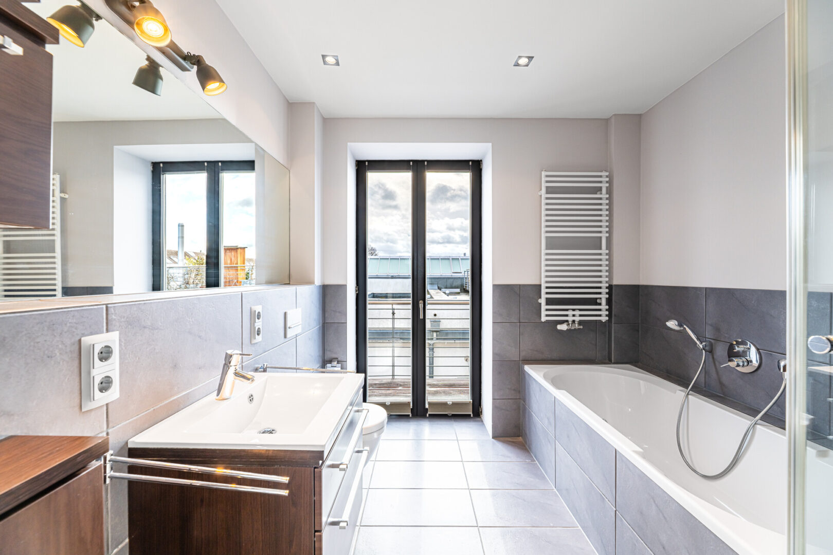 Badezimmer mit Badewanne, Dusche und WC