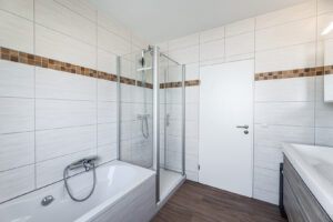 Bad mit Dusche & Badewanne