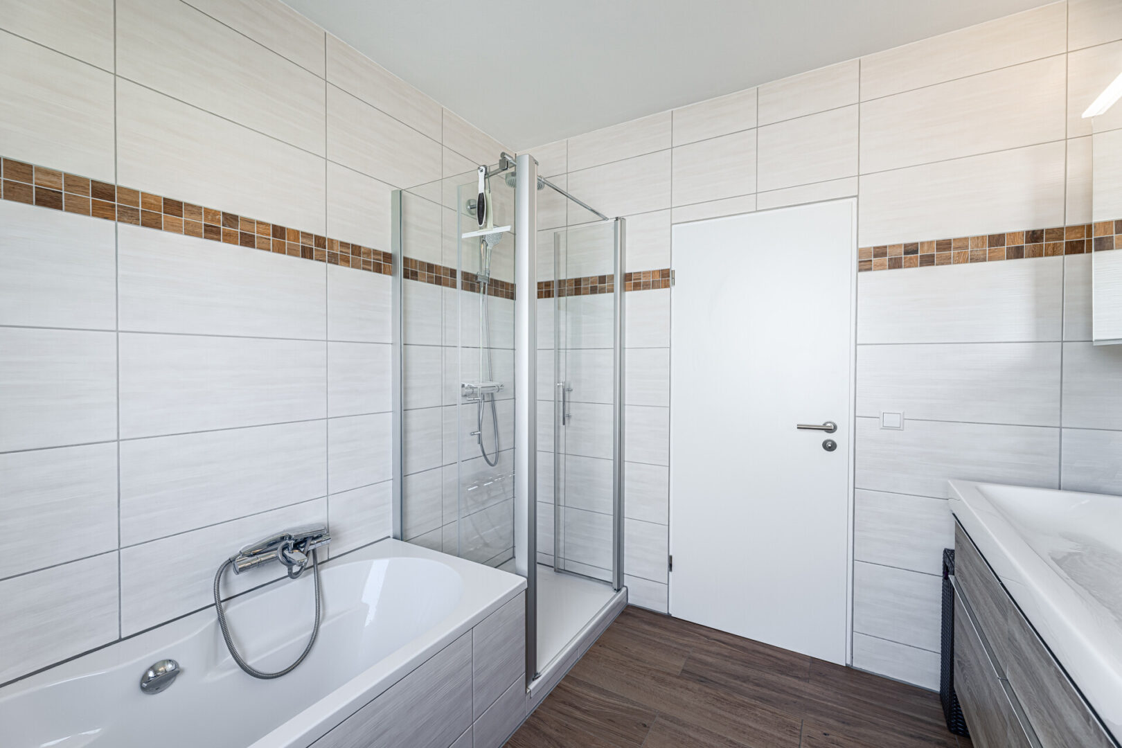 Bad mit Dusche & Badewanne