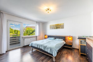 Großzügiges Schlafzimmer
