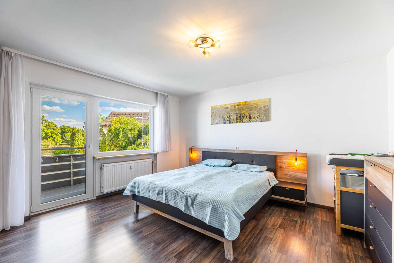 Großzügiges Schlafzimmer