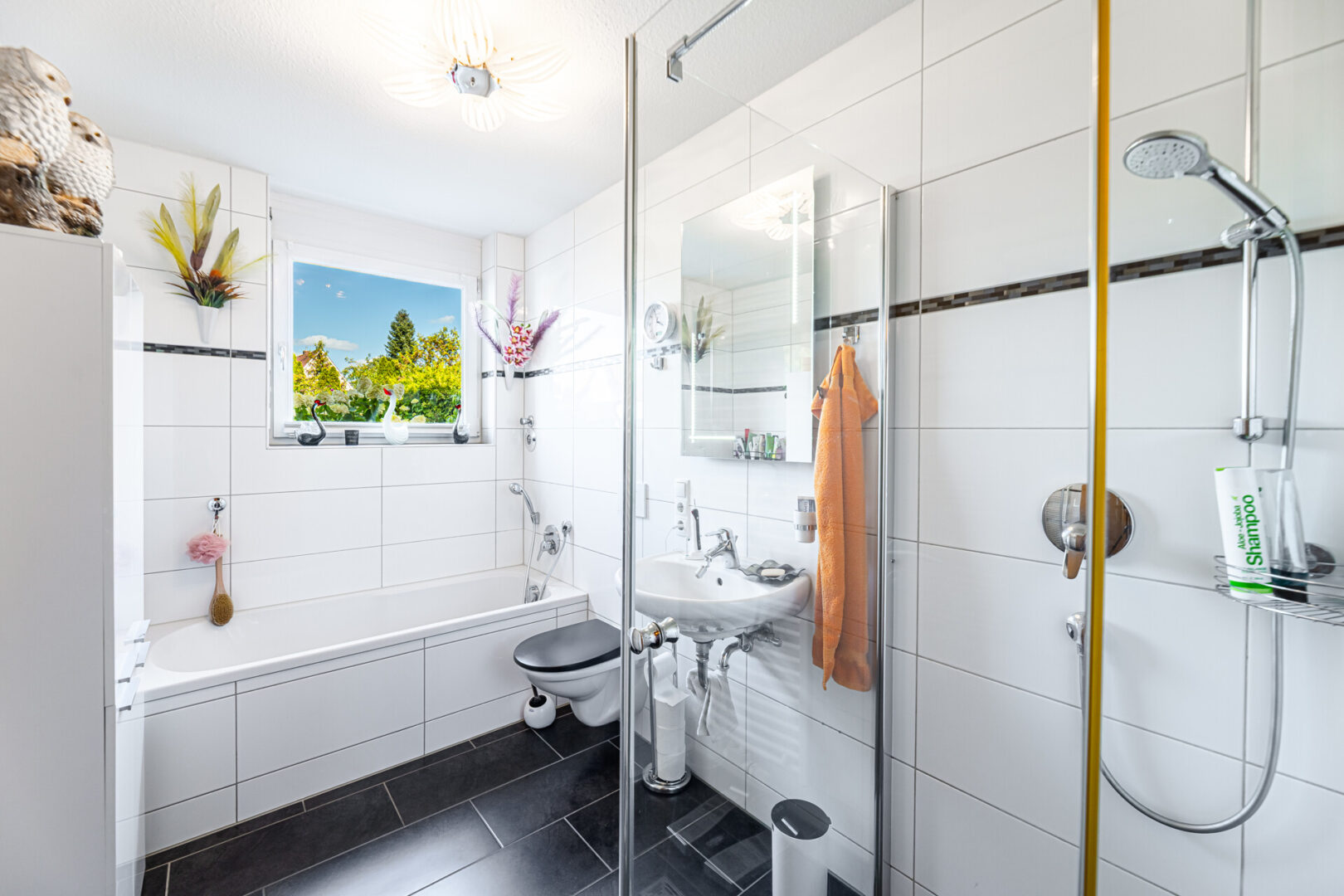 Tageslichtbad mit Wanne und separater Dusche