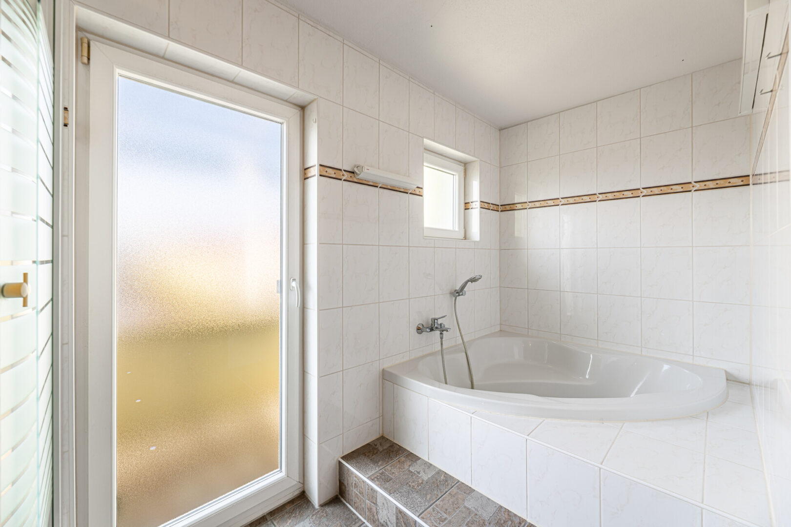 Großzügiges Tageslichtbad mit Badewanne