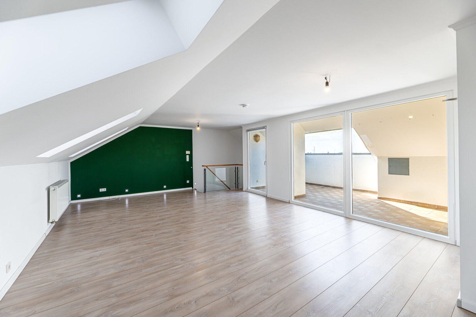 Offener Wohnbereich mit Zugang zur Dachterrasse