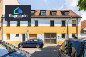 Gebäudefront mit zentralem Zugang zum Anwesen