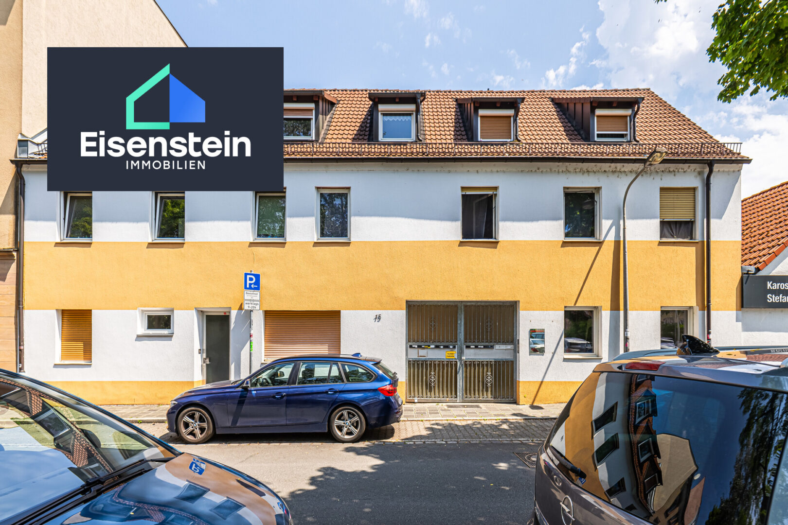 Gebäudefront mit zentralem Zugang zum Anwesen