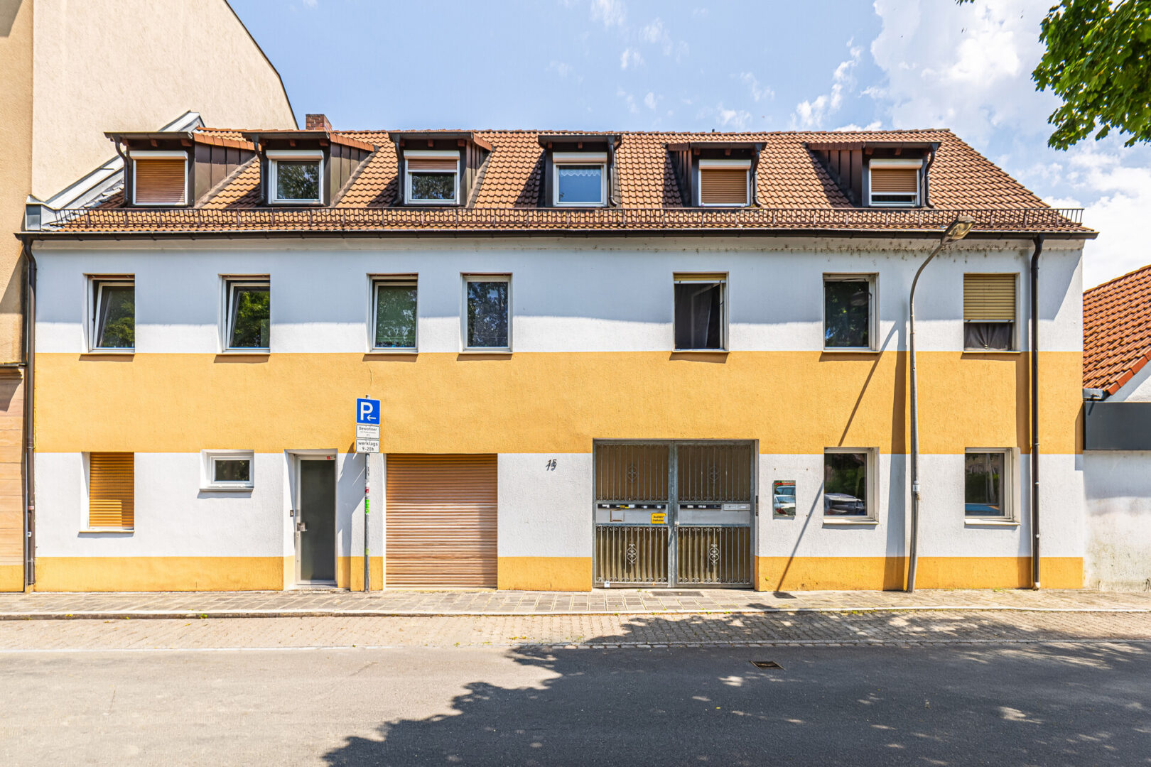 Gebäudefront mit zentralem Zugang zum Anwesen