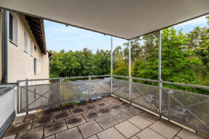Großzügiger Balkon mit Blick ins Grüne