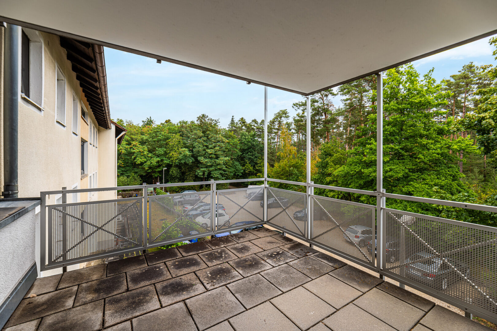 Großzügiger Balkon mit Blick ins Grüne