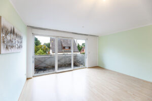Wohnbereich mit direkter Verbindung zum Balkon